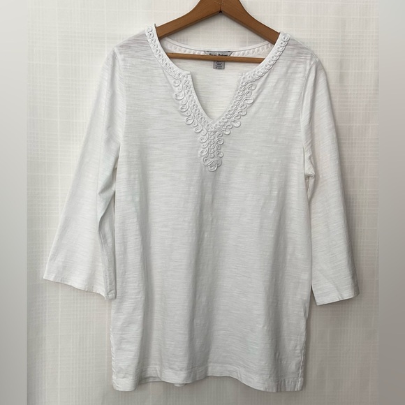Tommy Bahama Tops - 🌱Tommy Bahama white Monochrome detailed 3/4 sleeve Blouse